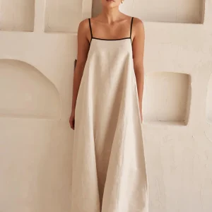 Beige Zomerjurk met Vrouwelijk Silhouet – Isara