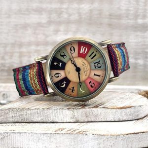 Horloge met meerkleurig regenboogpatroon en gevlochten band – Elyvra
