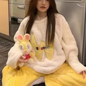 Dames Fleece Pyjama Set met borduursel & ronde hals voor herfst/winter – Alissa