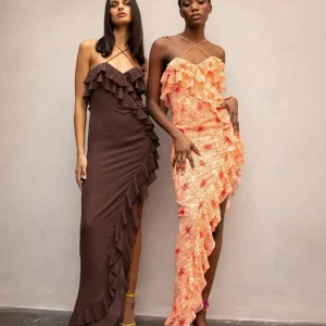 Chiffon Maxi-Jurk met Ruches en Gekruiste Halslijn – Elenna